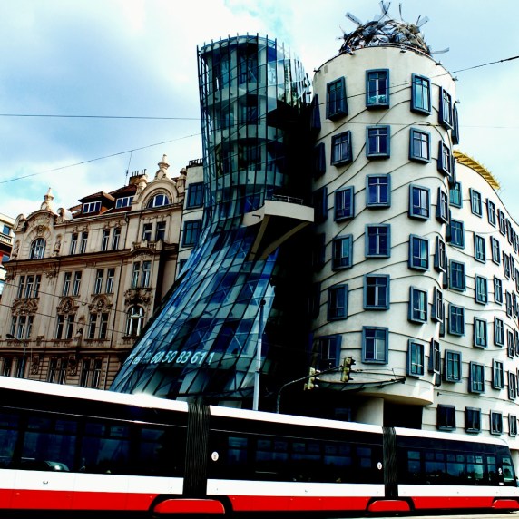 praga - dancing house.JPG